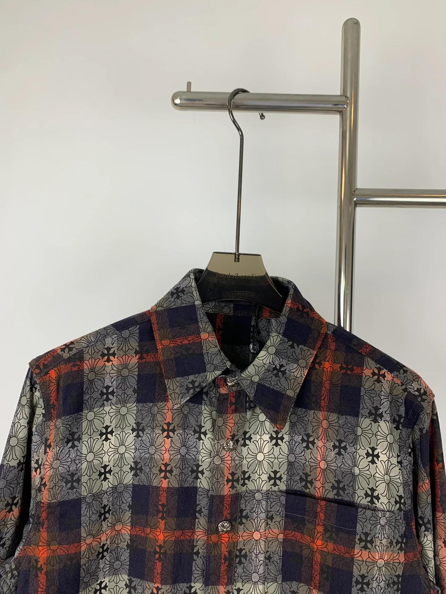 P220 Style No. G733 Chrome Hearts classic cashew flower cross all-over printed jacquard long-sleeved top casual shirt for couples 1️⃣Customized original jacquard fabric, high-quality pure cotton jacquard plaid fabric, soft and comfortable to the touch, a very high-quality fabric! 2️⃣The details of the workmanship are perfectly controlled. The lining is made of vest hemming, and the cuffs are made of double cross leather labels. It is different from the ordinary version. The collar is also designed with interlining, which shows high-end fashion and personality. The style is fashionable, simple and elegant, and it is a very versatile jacket! 4⃣️Complete accessories, all customized with original versions! Same style for men and women Color: Purple Red Size: S M L XL